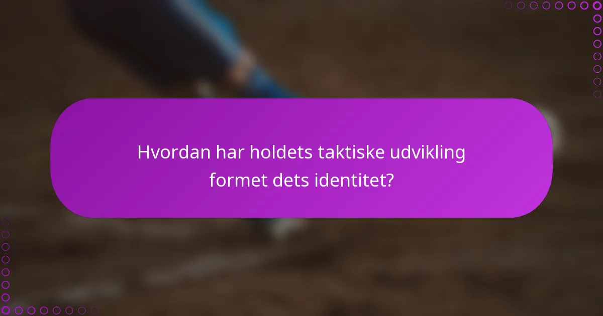 Hvordan har holdets taktiske udvikling formet dets identitet?